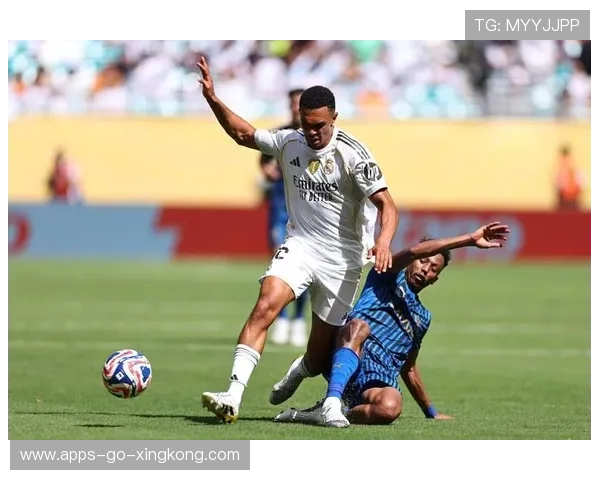 皇马小范围控球中突然加速突破形成射门点 皇马小范围控球中突然加速突破形成射门点