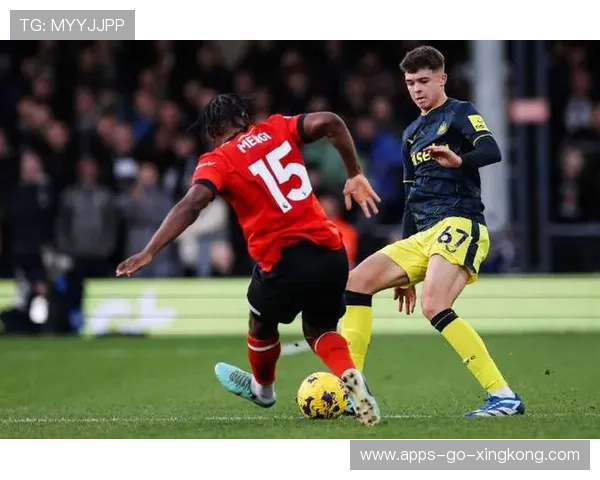 纽卡斯尔威尔逊单独面对门将挑射再度得分,展现致命进攻本能